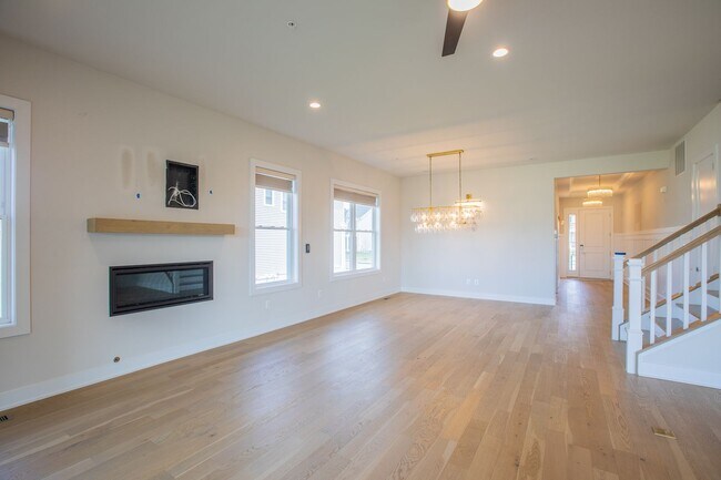 Foto del edificio - Stunning 5 BR/5 BA Single-Family Home in E...
