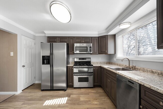 Foto del edificio - AMAZING 2 BEDROOM RANCH AVAILABLE NOW IN T...