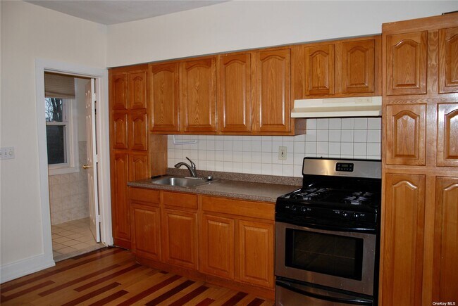 Building Photo - 17 Crescent Dr