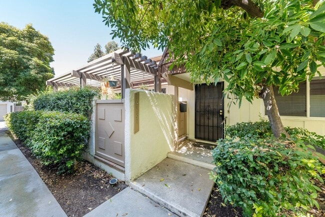 Building Photo - Updated 2&2 RockPointe next to the Green Belt