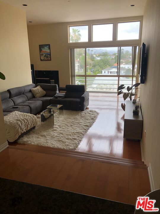 Foto del edificio - 10432 Eastborne Ave