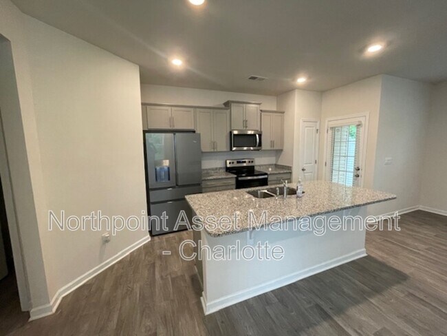 Foto del edificio - 8117 Murray Br Dr