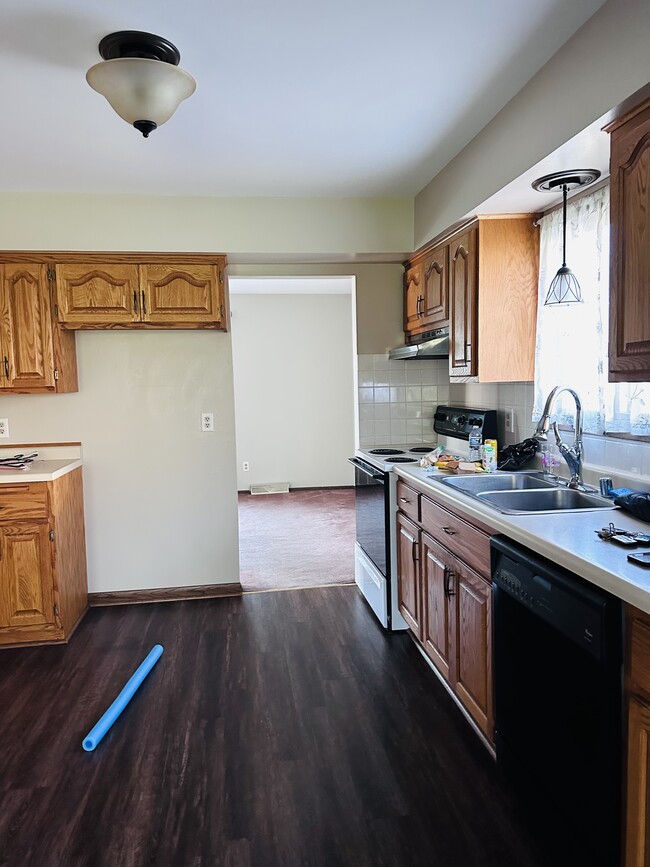 Building Photo - 7451 Highview Dr