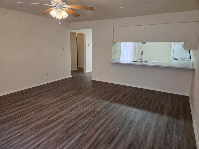 Building Photo - Cute Spacious 3 Bedroom Condo