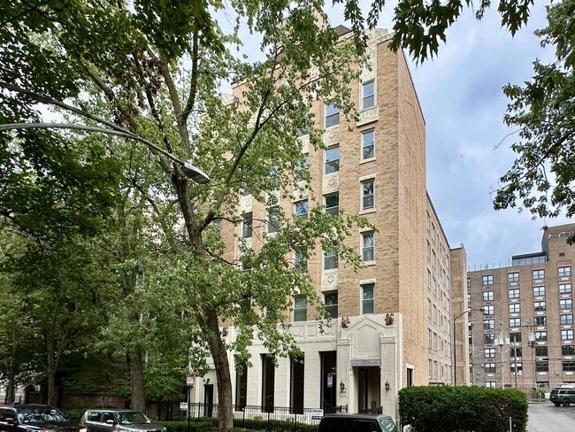 Building Photo - 925 W Carmen Ave