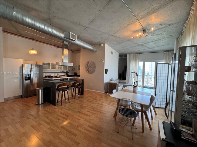 Foto del edificio - 10 SW South River Dr
