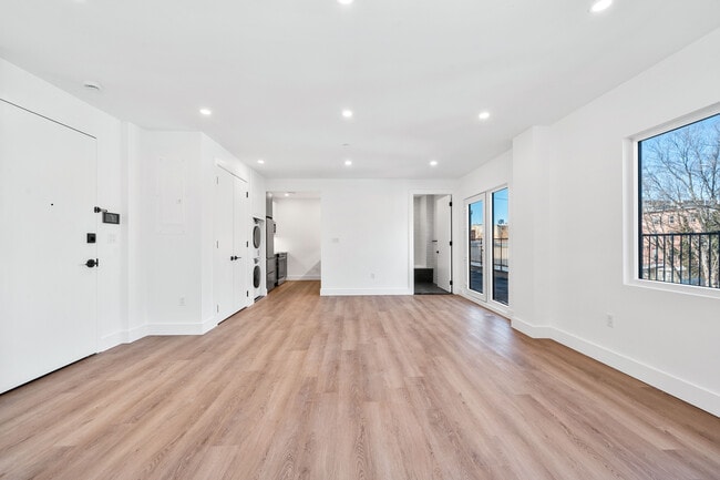 Building Photo - 28 Spencer Place