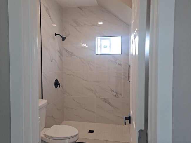 Foto del edificio - Pacific Beach STUDIO near crown pointpartment - Hardwood Flooring,  Washer/Dryer on Site