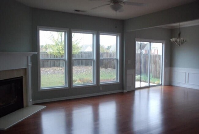 Foto del edificio - 5720 Weddington Dr