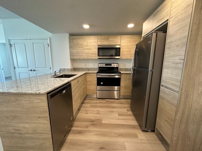 Building Photo - Spacious 2-Bedroom + Den Apartment in Prim...