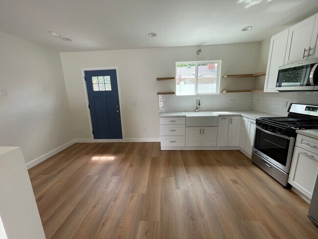 Foto del edificio - 5258 Beeman Ave