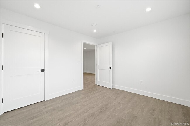 Foto del edificio - 180 Deer Park Ave