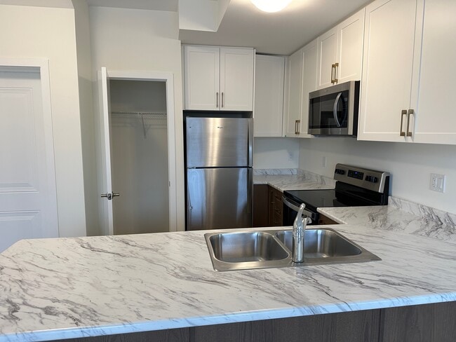 Building Photo - STUNNING 2-BEDROOM TOWNHOUSE FOR RENT IN C...