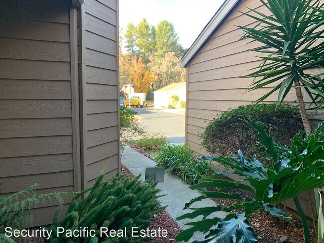 Building Photo - 3 br, 2.5 bath House - 104 Coventry