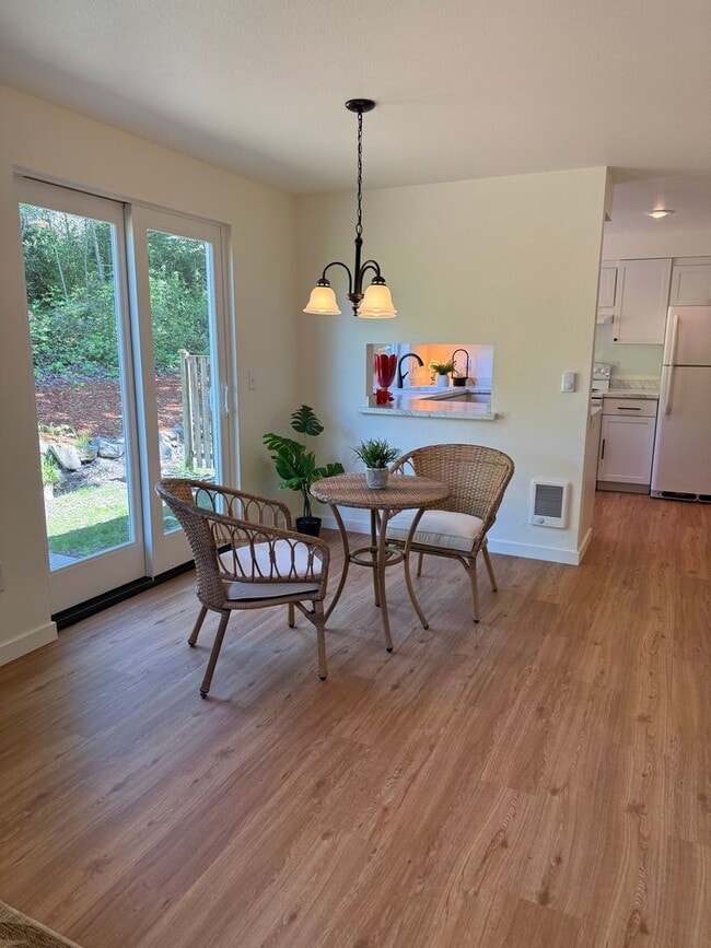 Building Photo - Updated Private Townhouse w/ Plenty of Parking