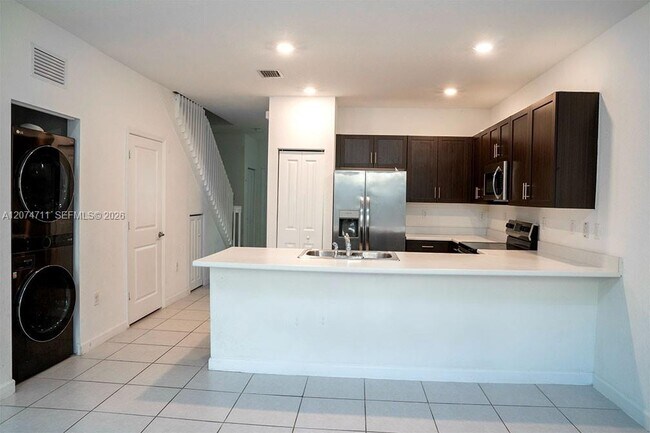 Foto del edificio - 2683 SE 19th St