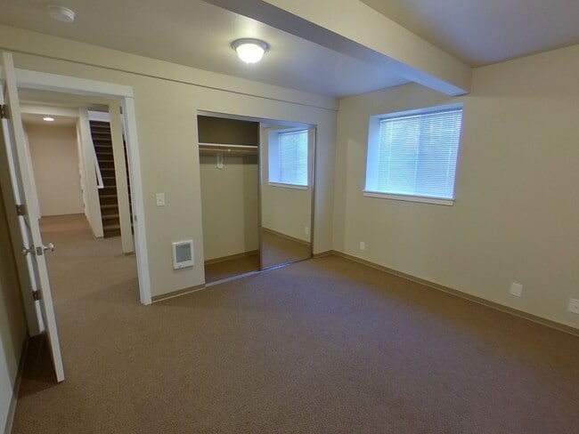 Building Photo - Large 5 Bedroom House in South Campus Area