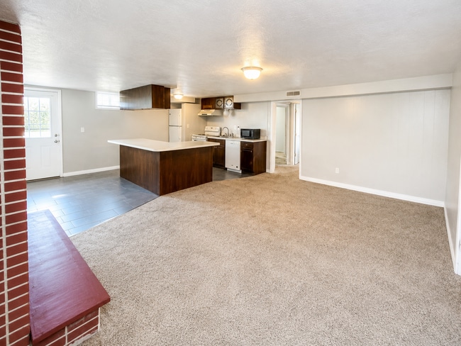Building Photo - 223 500 S