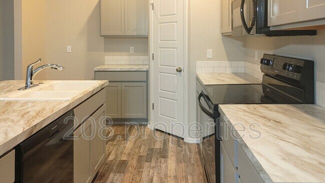 Foto del edificio - 893 N Bowknot Lake Ave