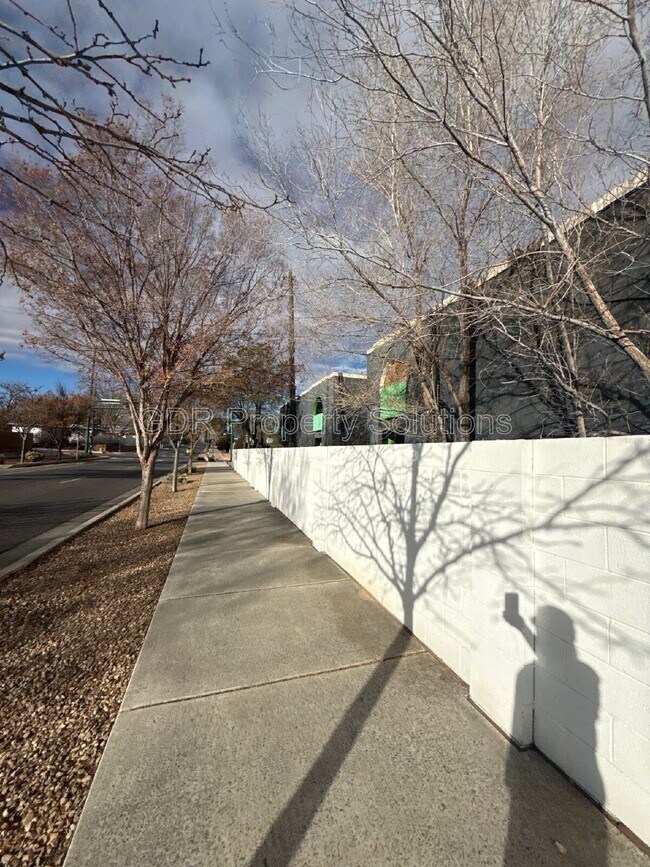 Building Photo - 309 Sierra Dr SE