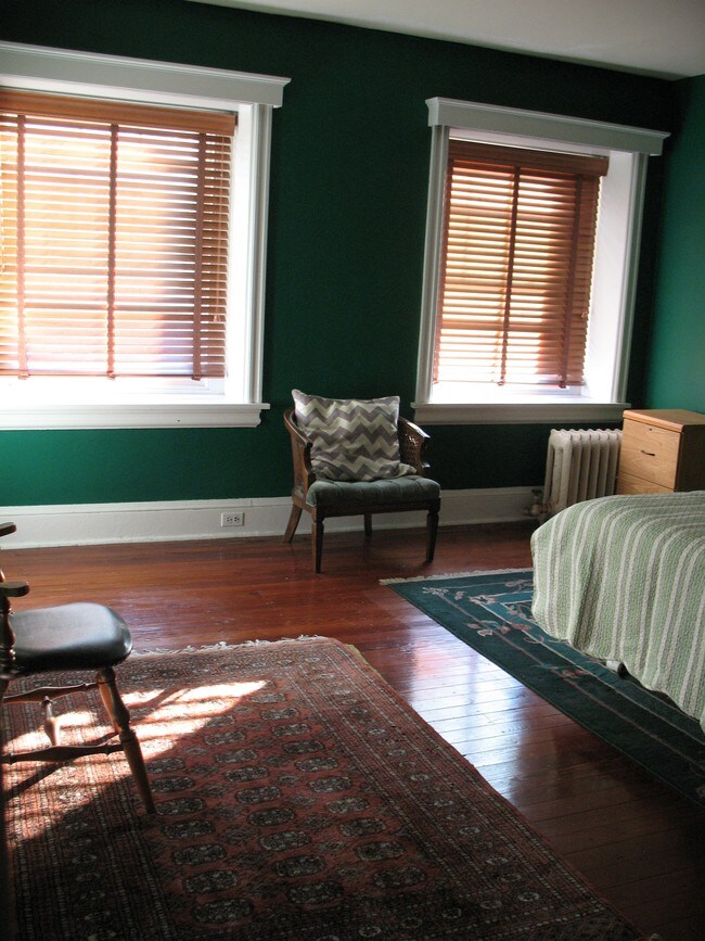 Foto del edificio - 6379 Woodbine Ave