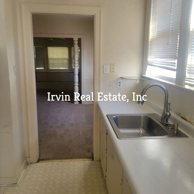 Building Photo - 3 bedroom,1 Bath