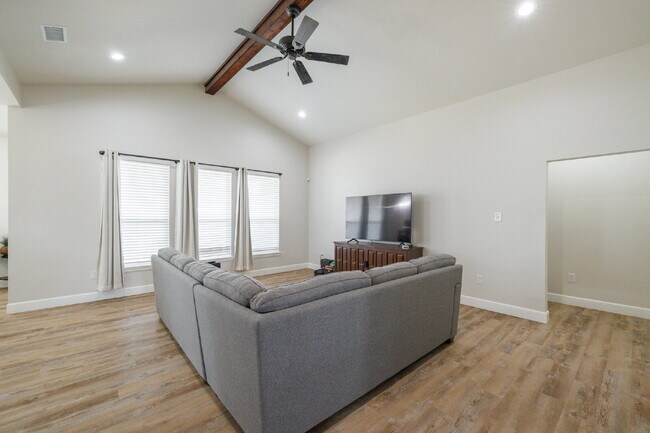 Foto del edificio - For Lease