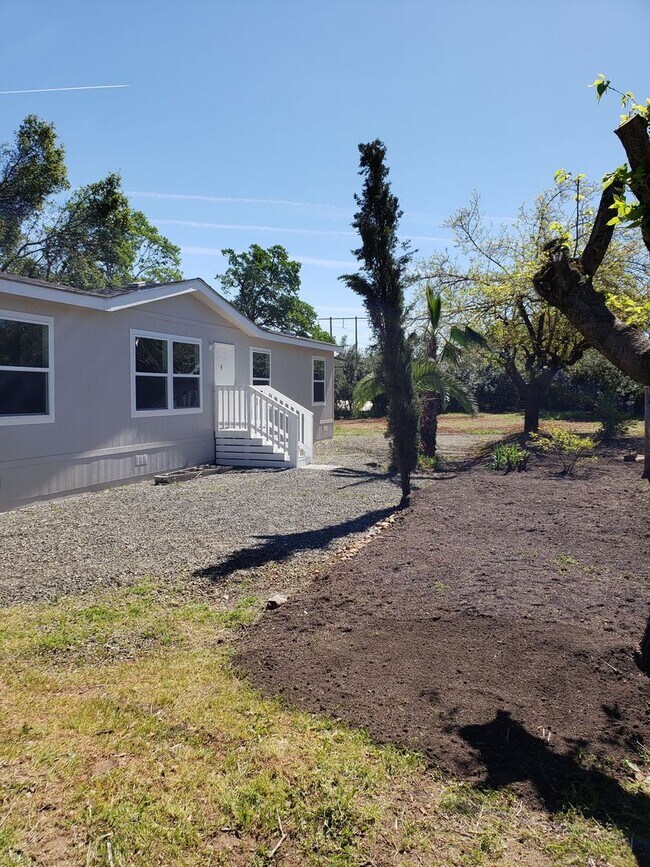 Foto del edificio - 24 X 60 MANUFACTURED HOME ON 1 1/3 ACRES