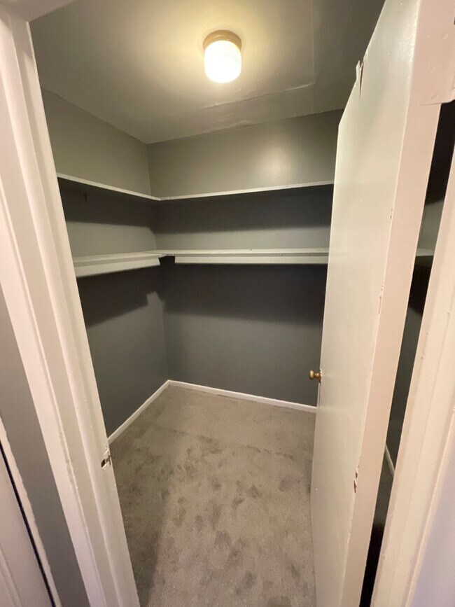 Foto del edificio - WELCOME HOME!!!!! WATER & HEAT INCLUDED!!!...