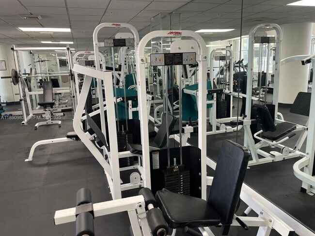 Foto del edificio - 10350 W Bay Harbor Dr