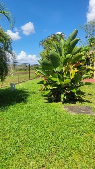 Foto del edificio - 9520 W Daffodil Ln