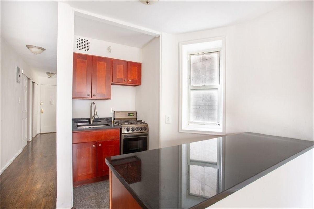 Primary Photo - 300 E 25th St