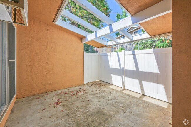 2 habitaciones, 2 baños - 1060 pies cuadrados - Patio trasero - Village Green Apartments