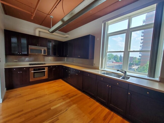 Building Photo - 10 S Dunton Ave