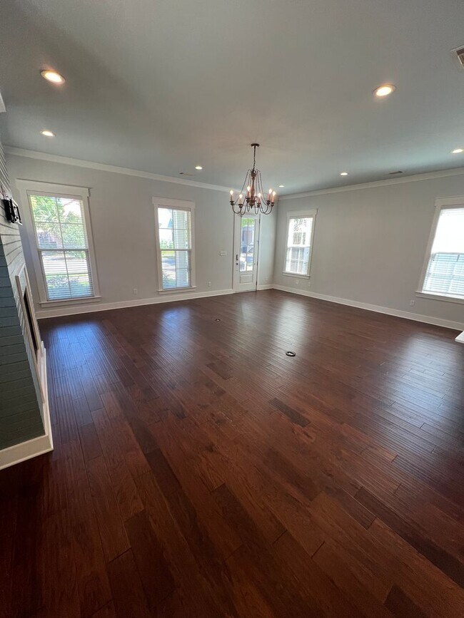 Building Photo - 3 bed/2 bath Downtown Dream Home !!