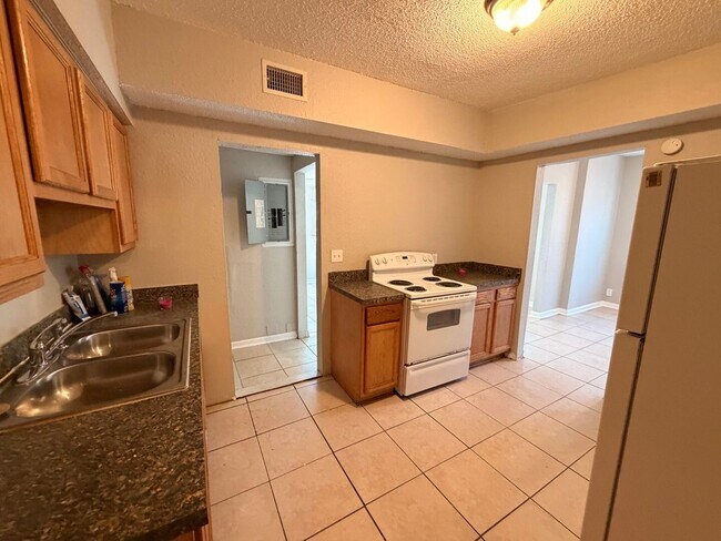 Building Photo - Spacious, updated 3/1 with bonus room and large utility room