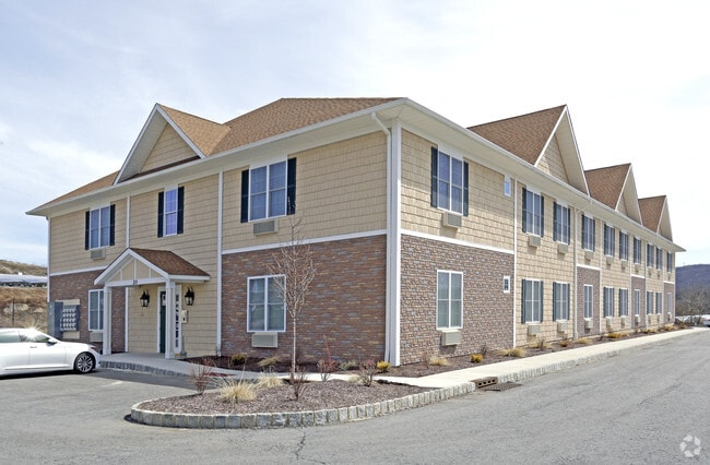 Building Exterior - Boulder Hills at Wantage