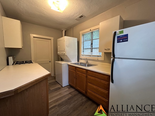 Building Photo - 619 Ratone Ln