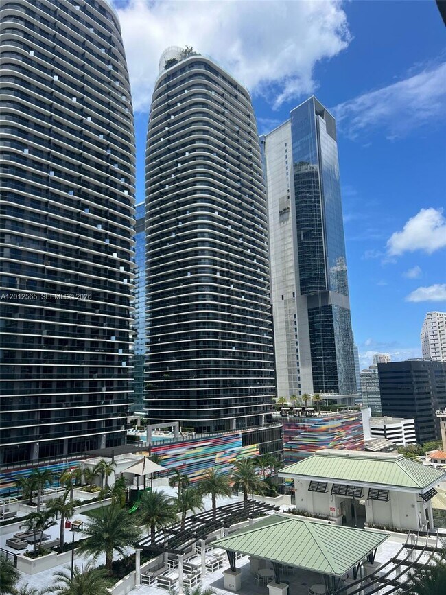 Foto del edificio - 999 SW 1st Ave