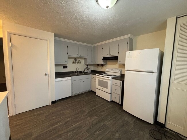Building Photo - 3 Bedroom Townhouse in South Park