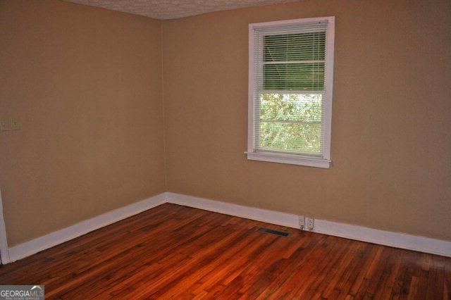 Foto del edificio - 472 Whitehall Rd