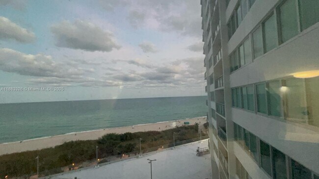 Foto del edificio - 7135 Collins Ave
