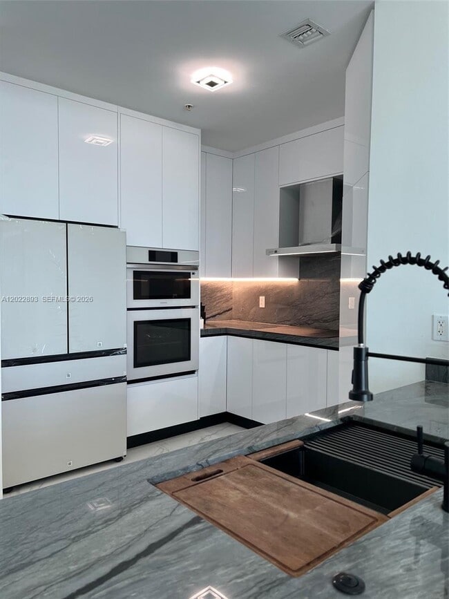 Building Photo - 7910 Harbor Island Dr