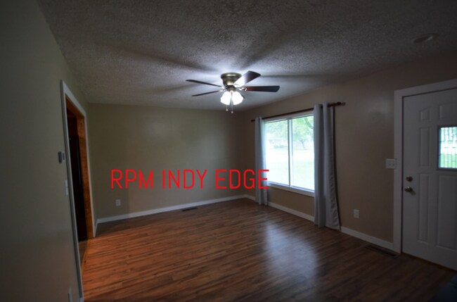Building Photo - Spacious 3 Bed 1.5 Bath - Large Corner Lot...