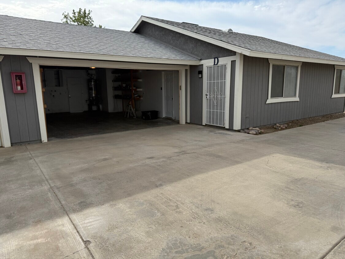 Foto principal - 13965 Smoketree St