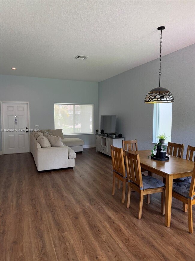 Foto del edificio - 4422 Foxtail Ln