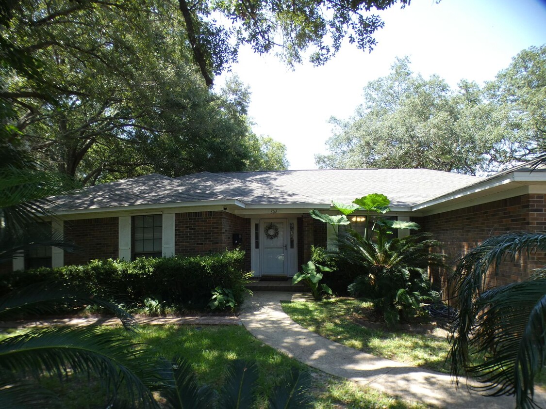 Primary Photo - Fully Furnished 4BR/3BA Home in Gulf Breez...