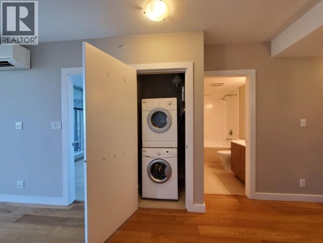 Building Photo - 5511 Hollybridge Way