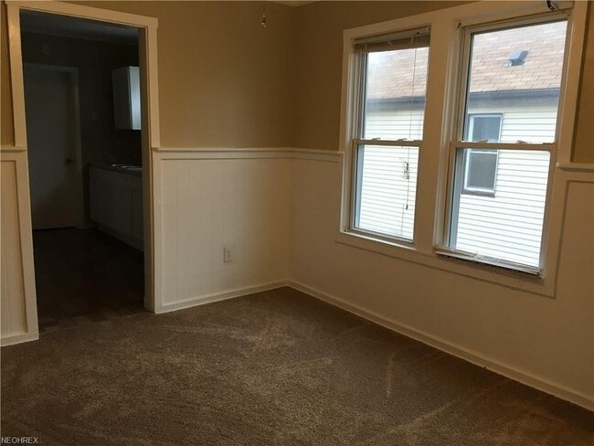 Building Photo - Classic Lakewood duplex!