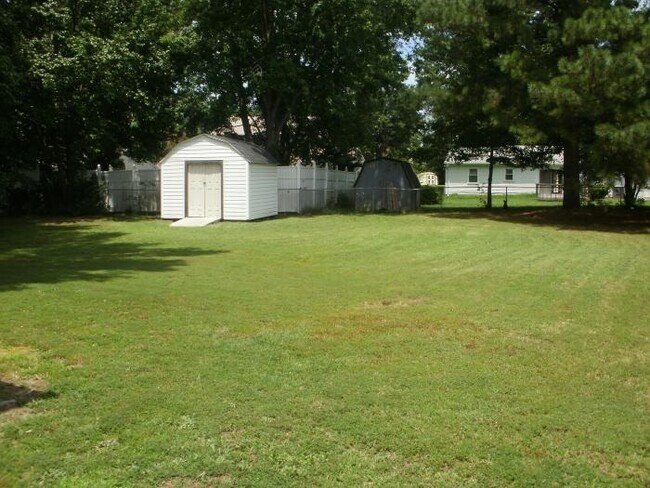 Building Photo - 547 Petty St